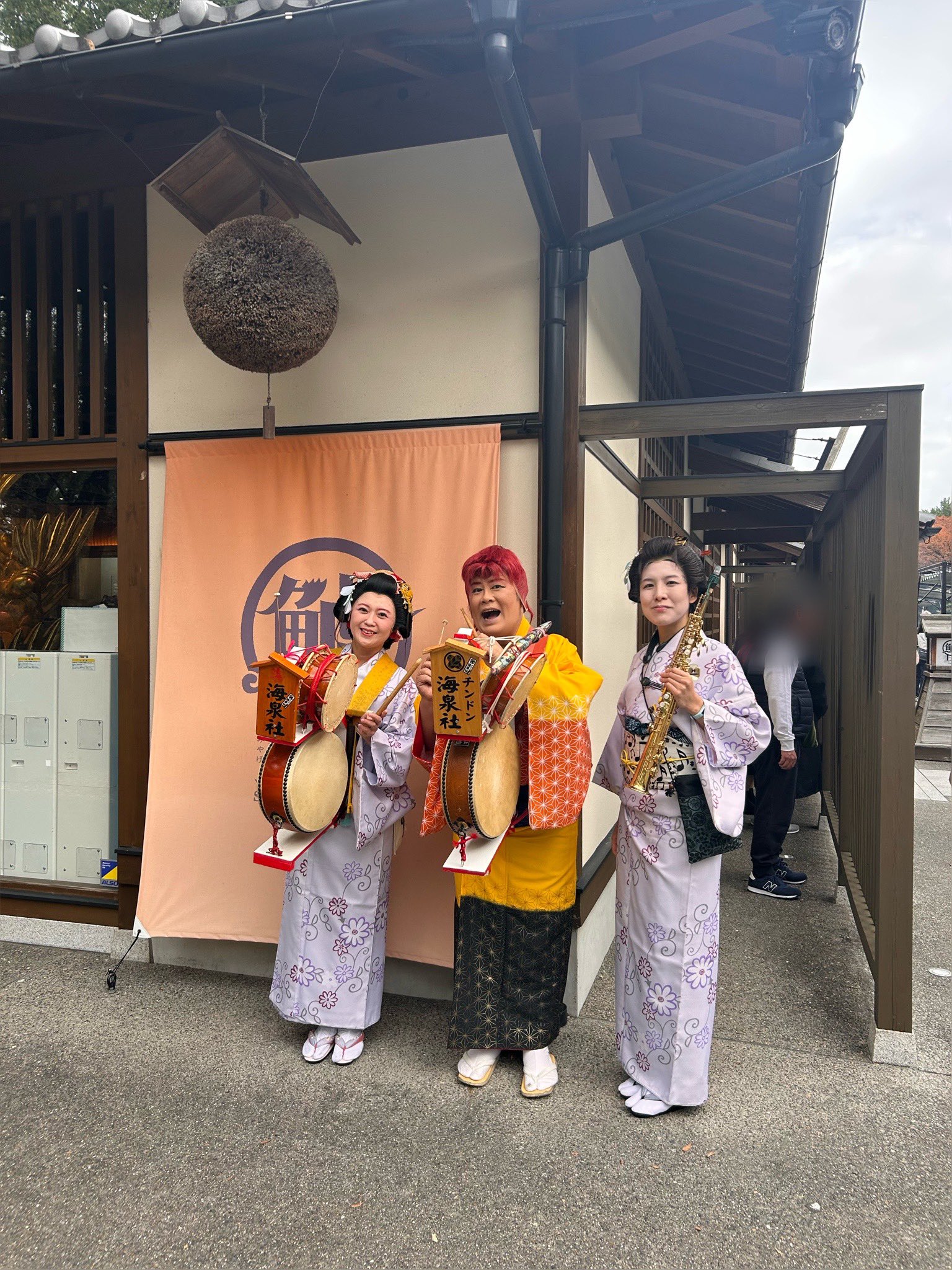 チンドン海泉社 金シャチ横丁練り歩き